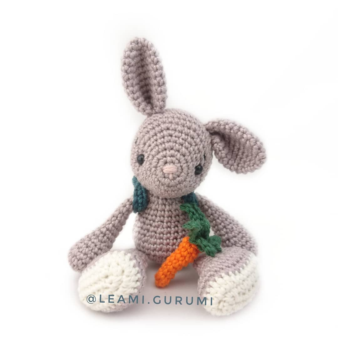 Häkelset Hase Lou Baumwolle-15 cm Mit Korb/Möhre, DIY Paket, OHNE Anleitung