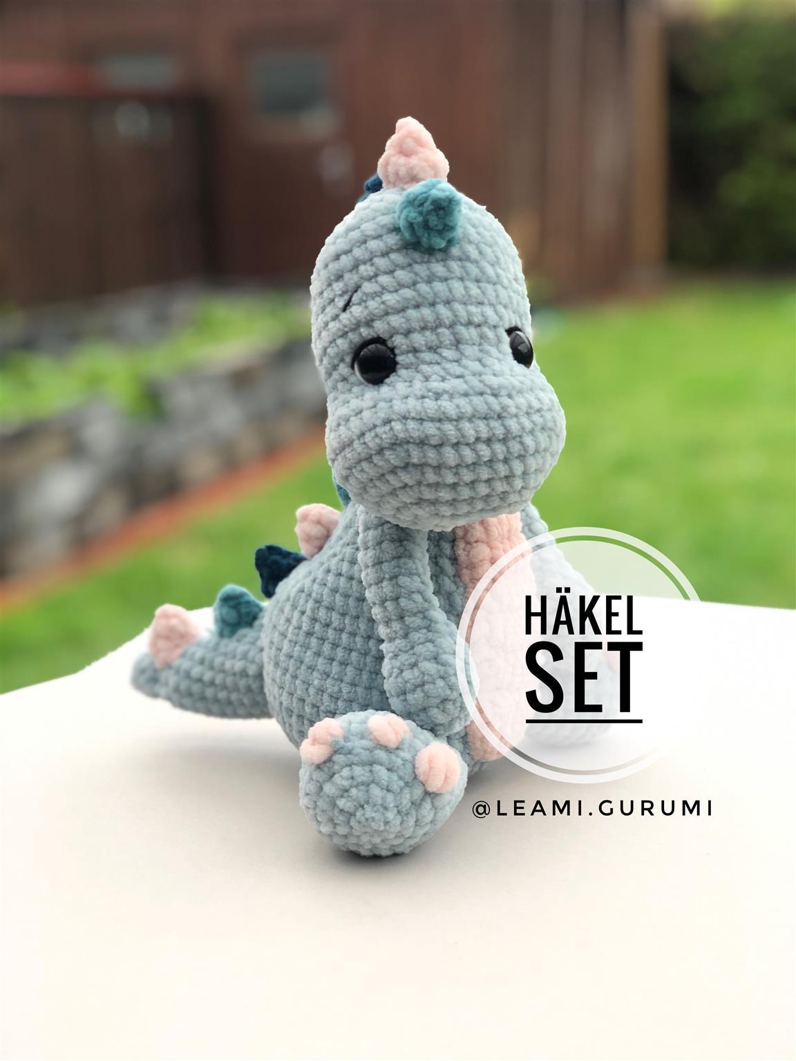 Häkelset Dino Bennet von leami Chenille (100g/120m) - 30 cm, DIY Paket - Ohne Anleitung!